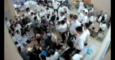 זרק מלחייה על בנט ופגע בשתי נשים מהצוות: כתב אישום נגד תושב בני ברק