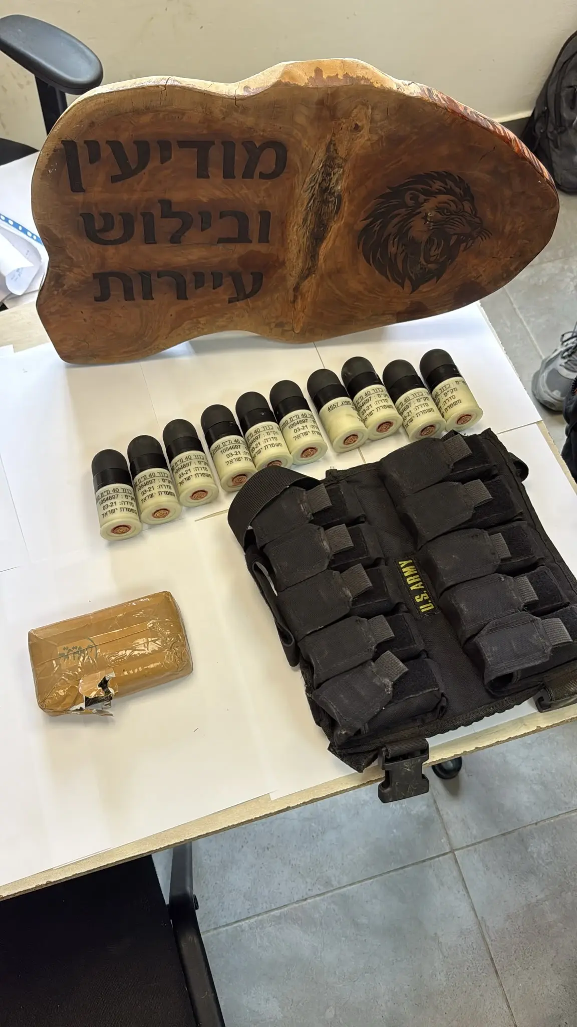 10 פצצות מטול משטרתיות נמצאו בפשיטה על הישוב חורה, החשד נועדו לשימוש במלחמות החמולות
10 פצצות מטול משטרתיות נמצאו בפשיטה על הישוב חורה, החשד נועדו לשימוש במלחמות החמולות