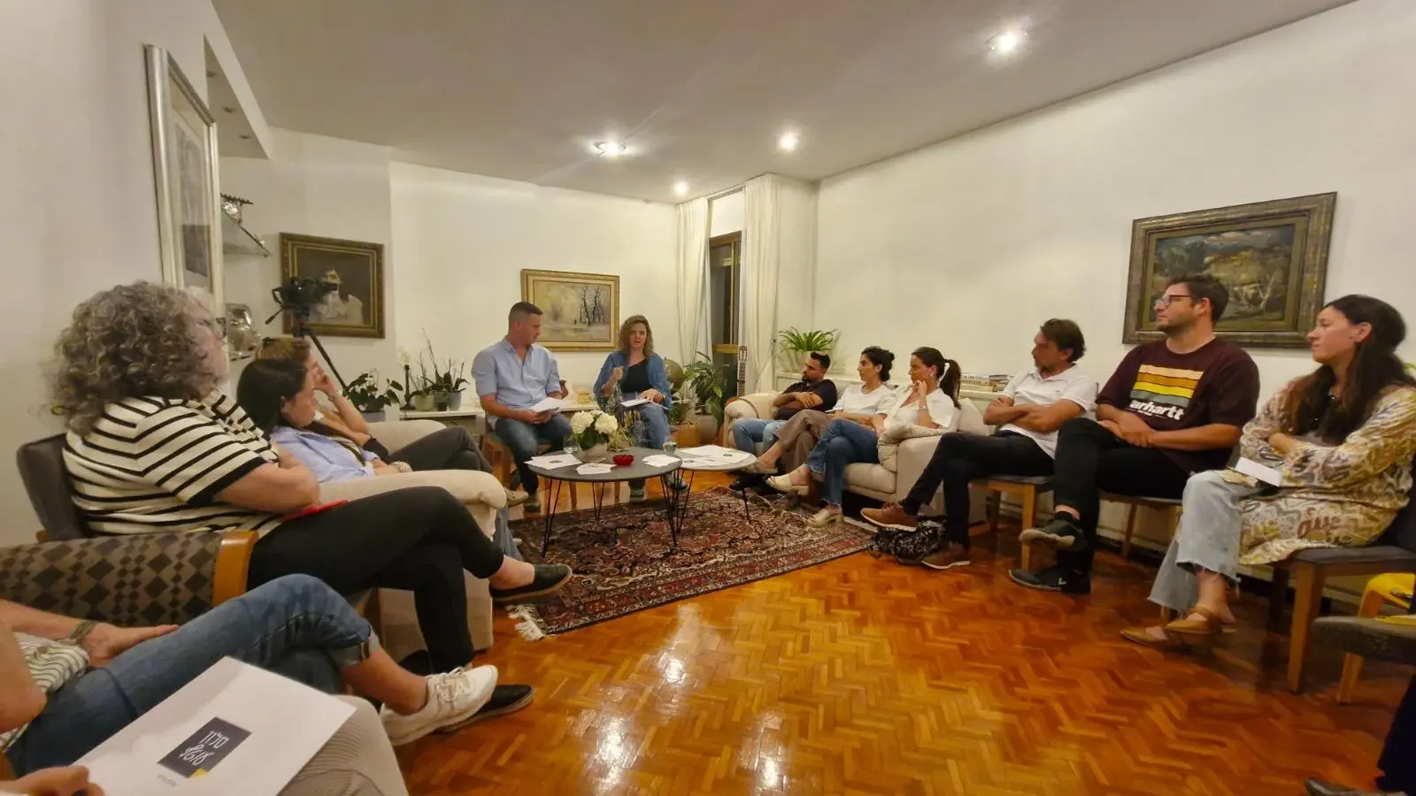 מיזם "סלון עוטף" שבו מאות מנפגעי הטבח יספרו את סיפורם מיזם "סלון עוטף" שבו מאות מנפגעי הטבח יספרו את סיפורם