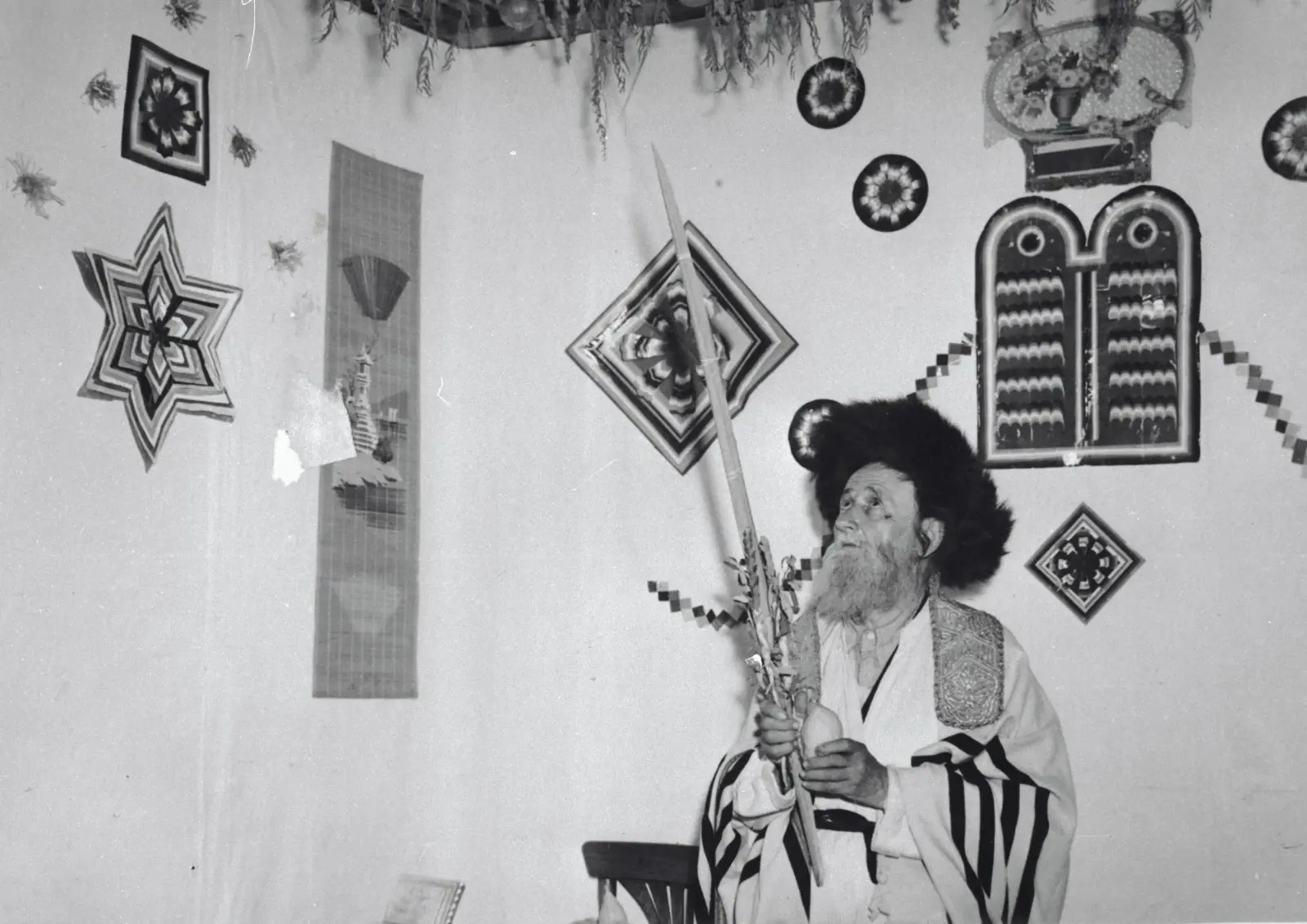 חסיד מקיים את מצוות נטילת ארבעת המינים בתוך סוכה בירושלים, 1959 חסיד מקיים את מצוות נטילת ארבעת המינים בתוך סוכה בירושלים, 1959