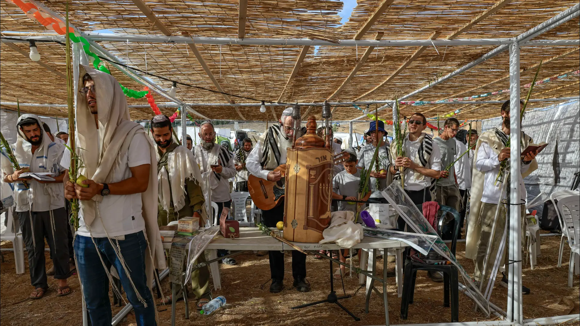 פעילי ימין חוגגים בסוכה שהוקמה מול גבול עזה