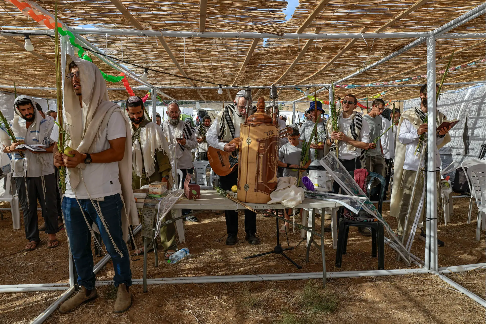 פעילי ימין חוגגים בסוכה שהוקמה מול גבול עזה