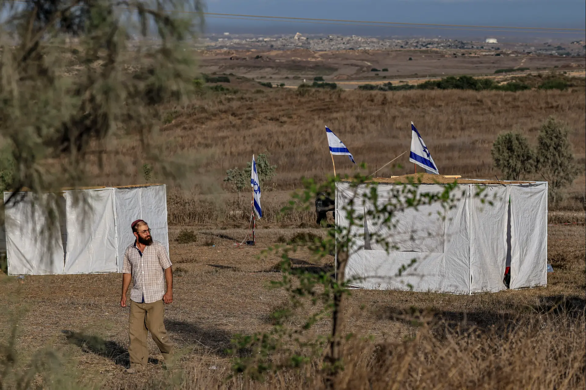 פעילי ימין חוגגים בסוכה שהוקמה מול גבול עזה פעילי ימין חוגגים בסוכה שהוקמה מול גבול עזה
