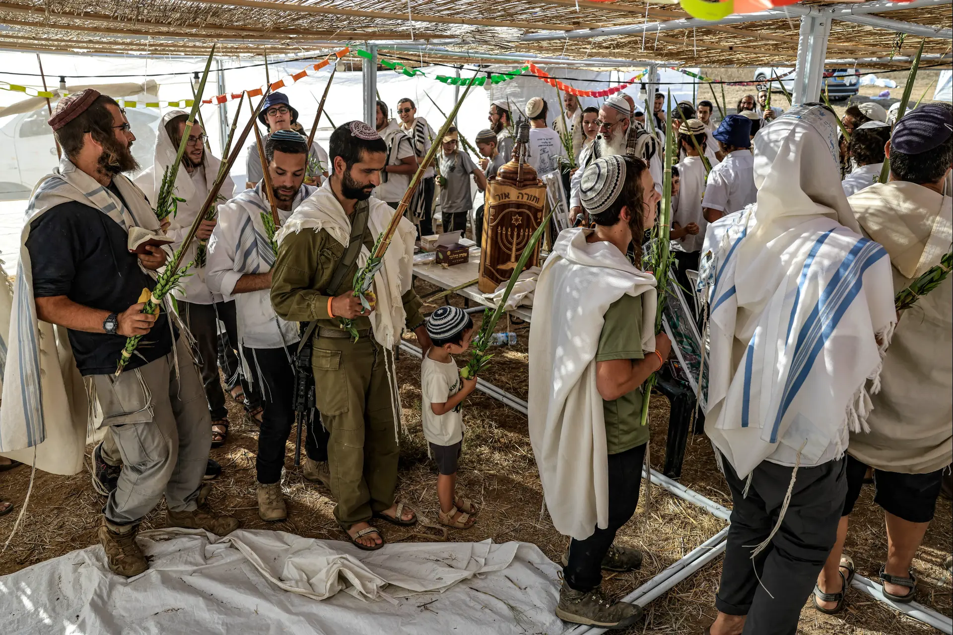 פעילי ימין חוגגים בסוכה שהוקמה מול גבול עזה פעילי ימין חוגגים בסוכה שהוקמה מול גבול עזה
