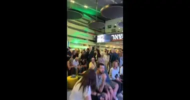 גדי איזנקוט ובני גנץ בתערוכה של מועצת אוקטובר