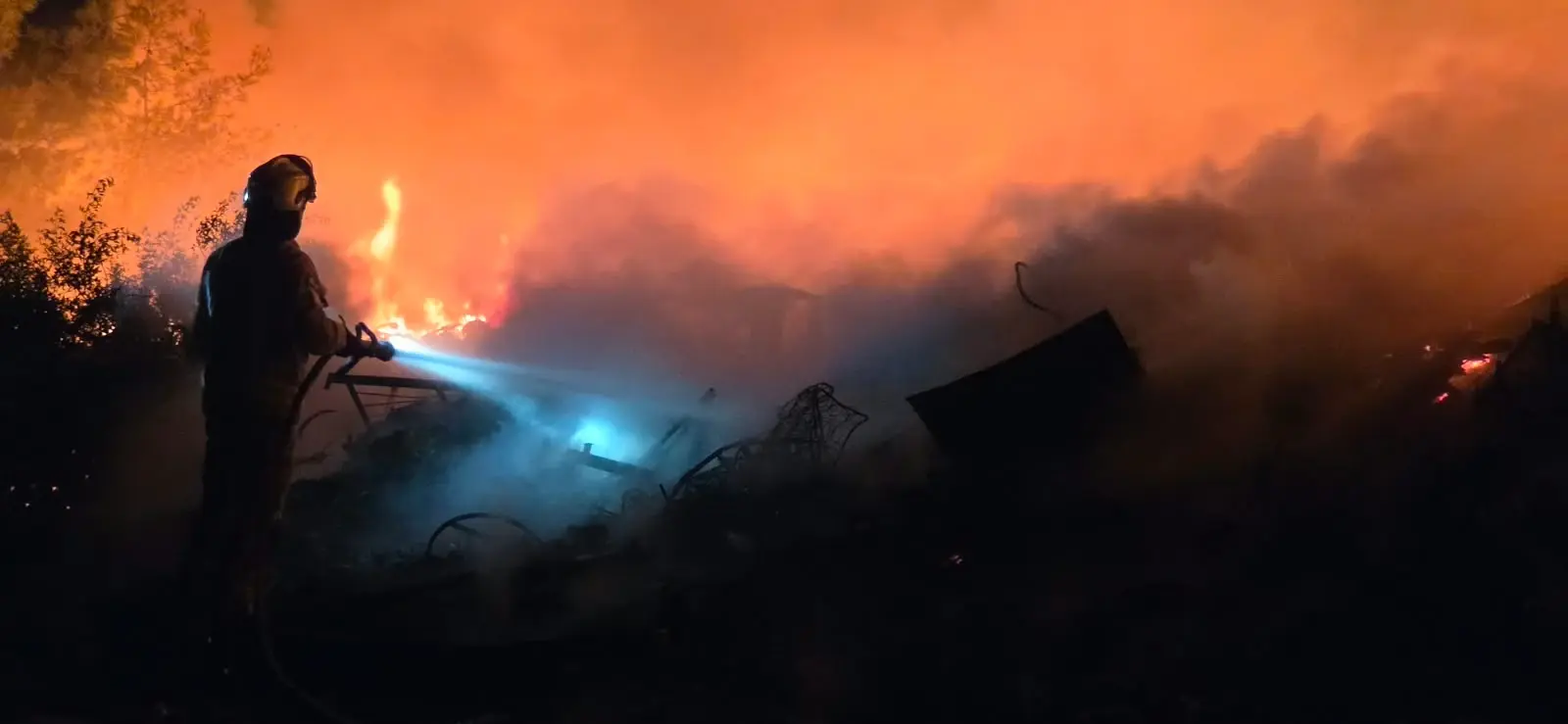 שריפה פרצה באתר פסולת בעוספיא, צוותי כיבוי במקום שריפה פרצה באתר פסולת בעוספיא, צוותי כיבוי במקום