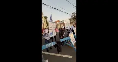 "שום סרט לא יטשטש את האמת": כמאה מפגינים מחוץ להקרנת נז"א בארה"ב