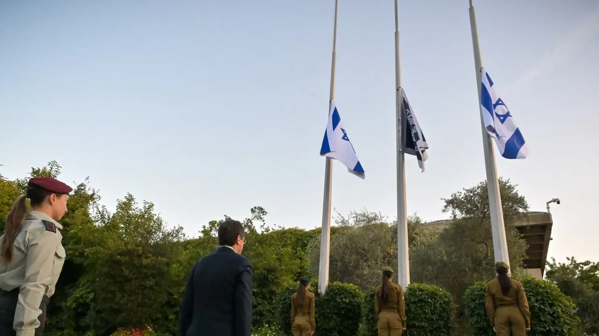 הורדת הדגל לחצי התורן בבית הנשיא