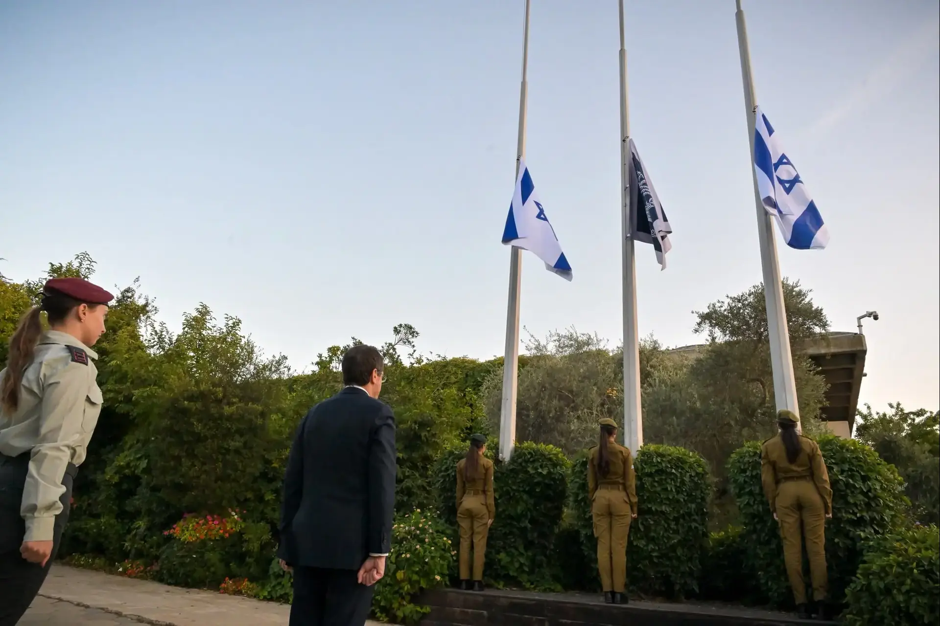 הורדת הדגל לחצי התורן בבית הנשיא