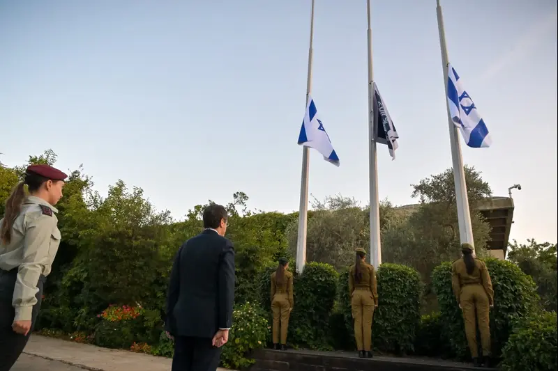 הורדת הדגל לחצי התורן בבית הנשיא