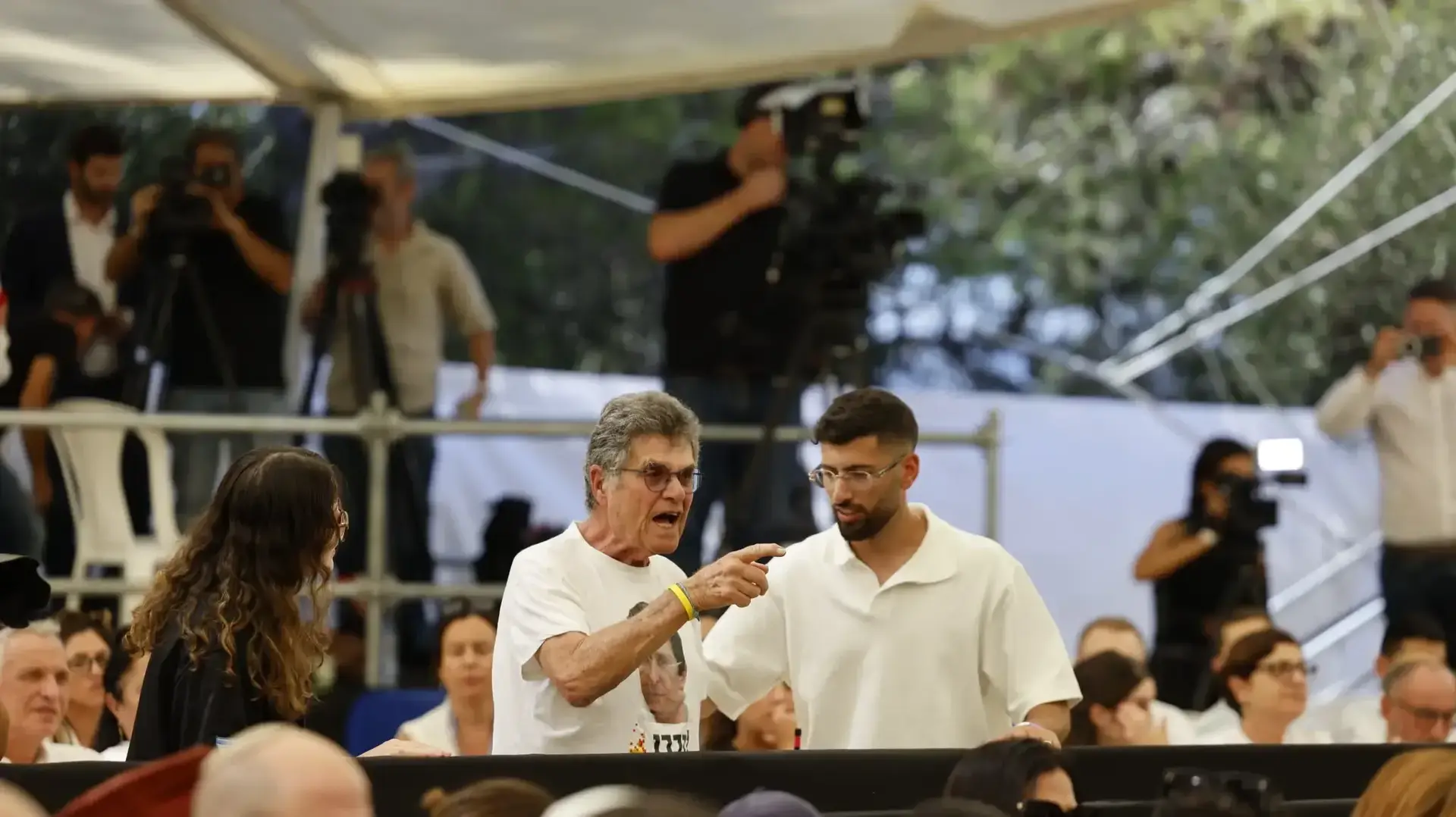 אב שכול התפרץ בזמן נאום נתניהו, טקס האזכרה הממלכתי לנרצחי טבח שבעה באוקטובר, הר הרצל, 5 באוקטובר 2026 אב שכול התפרץ בזמן נאום נתניהו, טקס האזכרה הממלכתי לנרצחי טבח שבעה באוקטובר, הר הרצל, 5 באוקטובר 2026