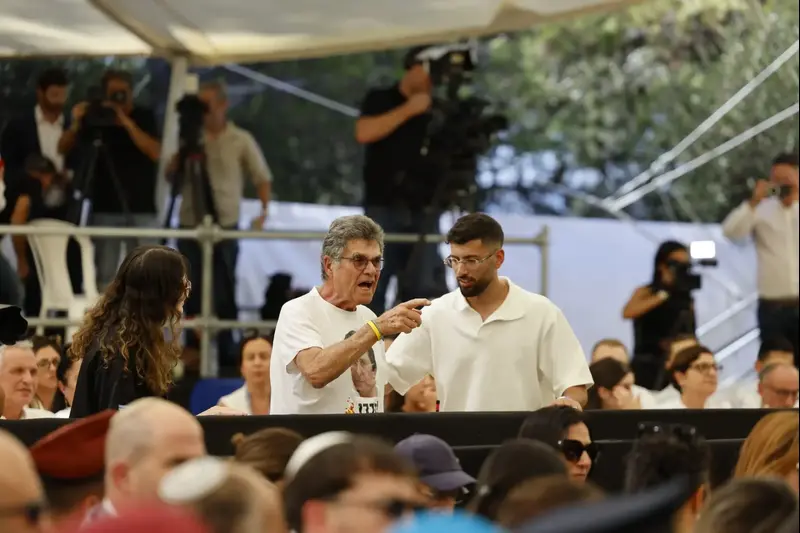 אב שכול התפרץ בזמן נאום נתניהו, טקס האזכרה הממלכתי לנרצחי טבח שבעה באוקטובר, הר הרצל, 5 באוקטובר 2026