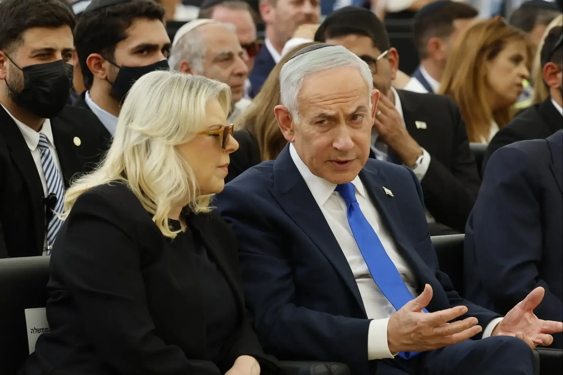 ראש הממשלה בנימין נתניהו, שרה נתניהו, טקס האזכרה הממלכתי לנרצחי טבח שבעה באוקטובר, הר הרצל, 5 באוקטובר 2026 ראש הממשלה בנימין נתניהו, שרה נתניהו, טקס האזכרה הממלכתי לנרצחי טבח שבעה באוקטובר, הר הרצל, 5 באוקטובר 2026