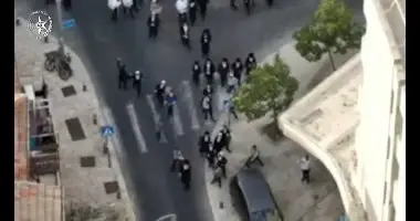 כאוס במאה שערים: שוטרים השליכו רימוני הלם לעבר התושבים, שזרקו ביצים על פקחים | תיעוד
