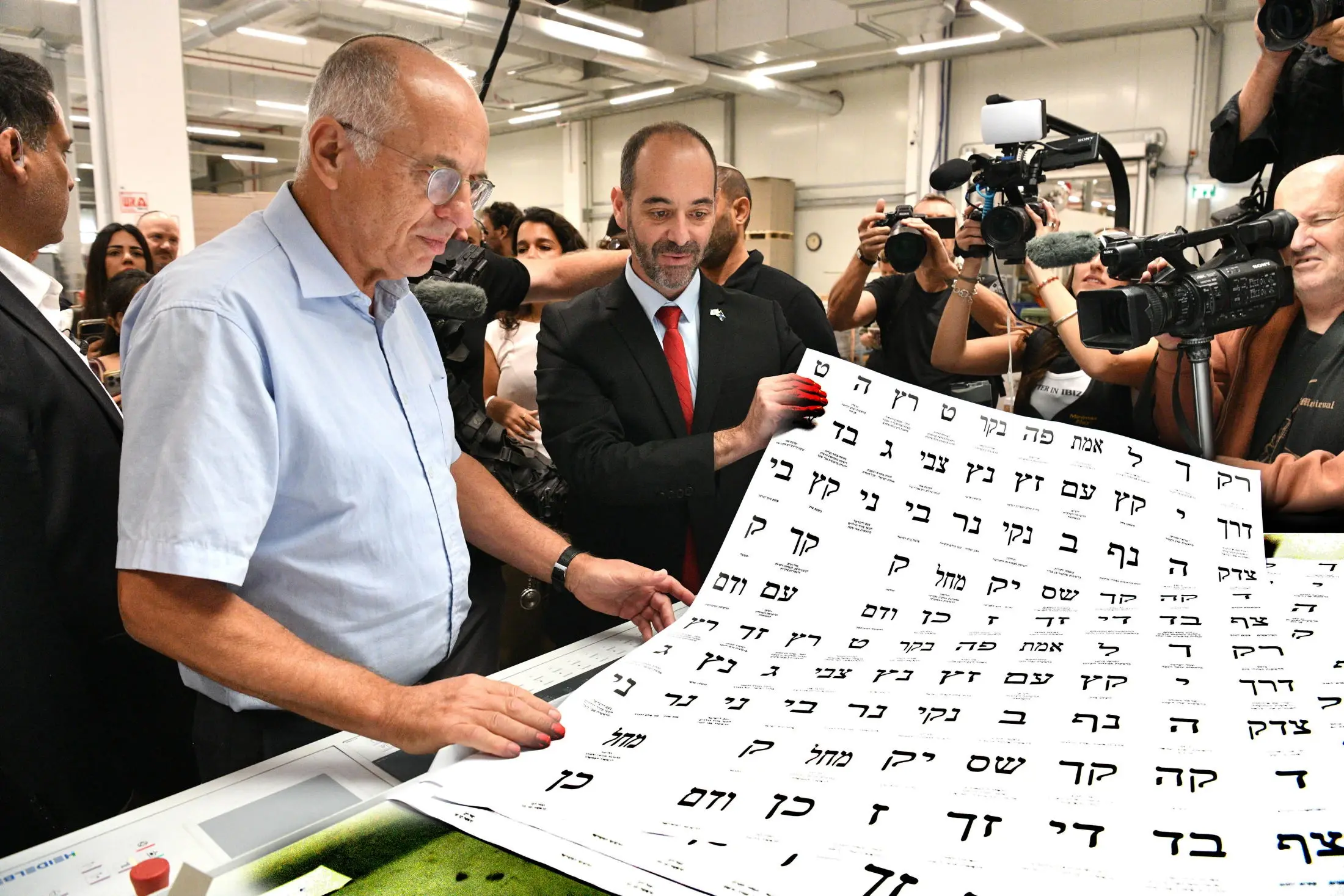 השופט נעם סולברג ,יו"ר ועדת הבחירות, עו"ד דין ליבנה, מ"מ מנכ"ל ועדת הבחירות, הדפסת פיתקי שמות מפלגות, בית דפוס אורדע, קרית גת