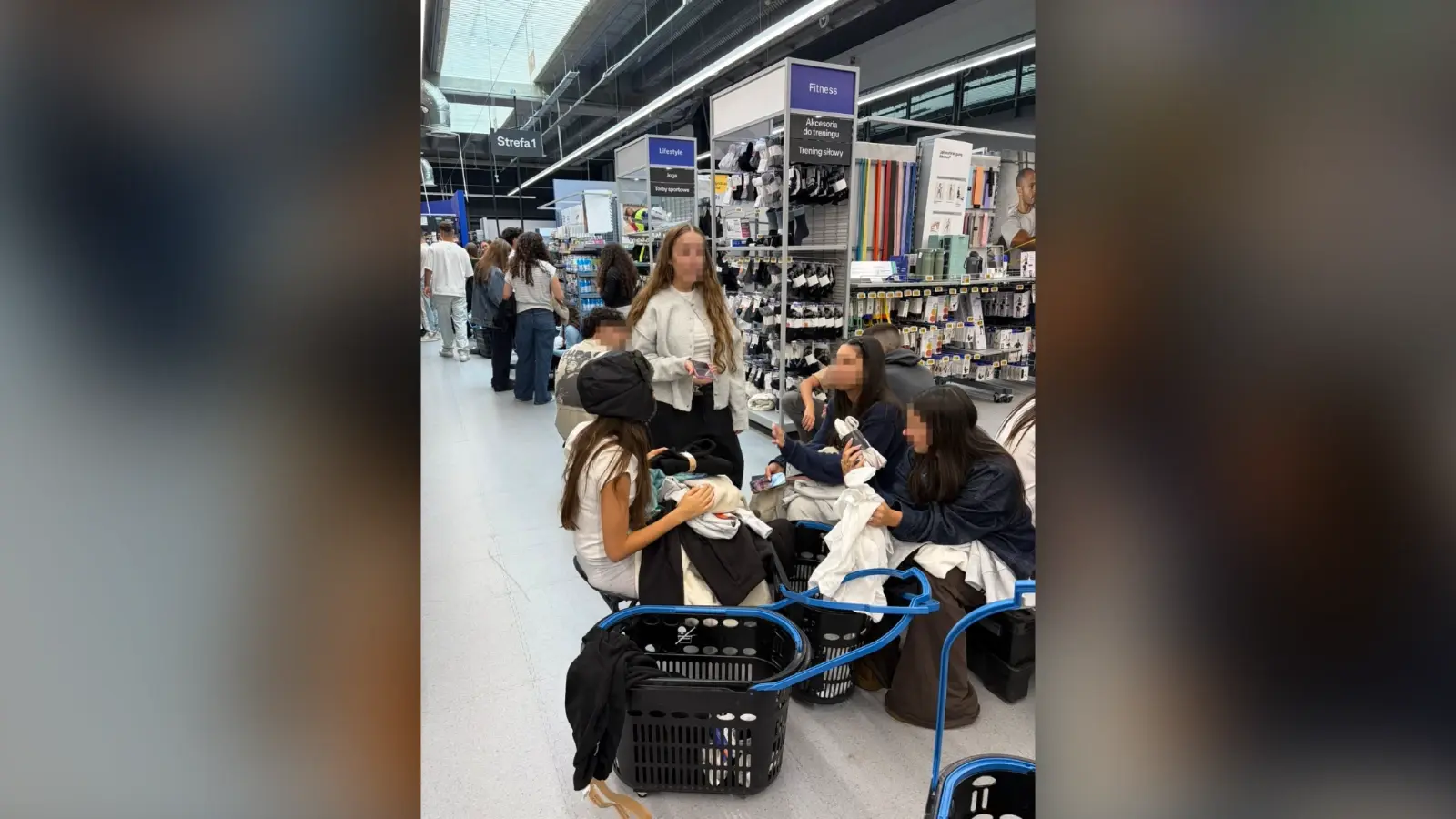 תלמידים בקניות בפולין תלמידים בקניות בפולין
