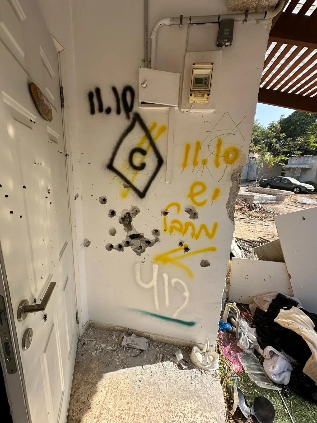 הכניסה לדירתה של סיון אלקבץ אחרי הטבח, כפר עזה