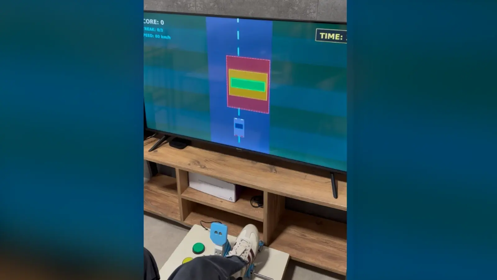 מסך הפעלה ותרגול דוושות אימון הנהיגה