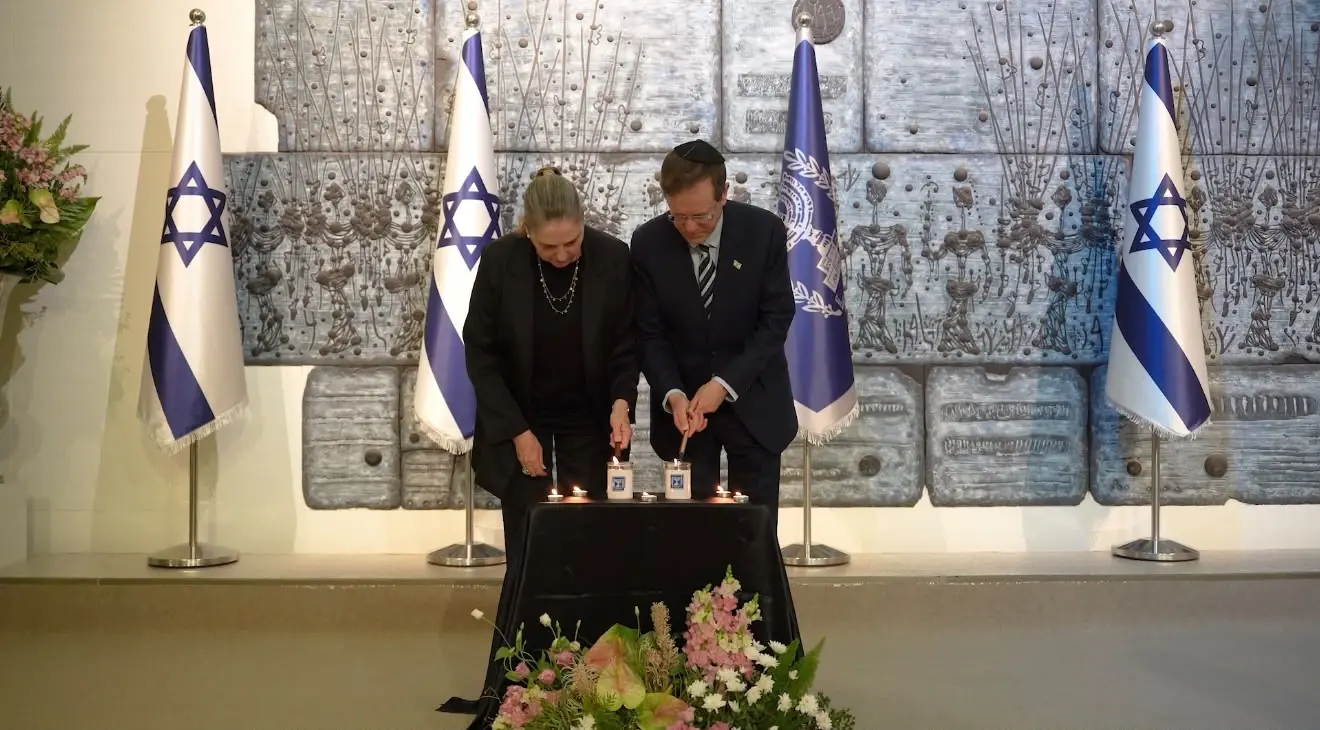 במלאת שלוש שנים לטבח השבעה באוקטובר: נשיא המדינה ורעייתו הדליקו נר זיכרון בבית הנשיא בשעה 06:29
