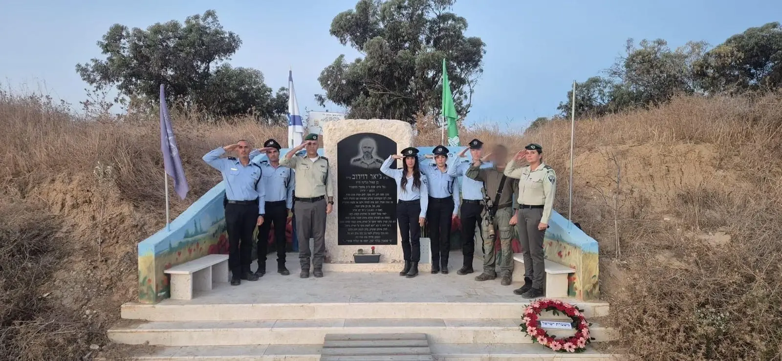 מפכ״ל המשטרה דני לוי וסגל הפיקוד הבכיר של המשטרה, הצדיעו ועמדו דקת דומיה בכל זירות הלחימה בהן נפלו שוטרים ולוחמים בקרבות הבלימה, 7 באוקטובר 2026