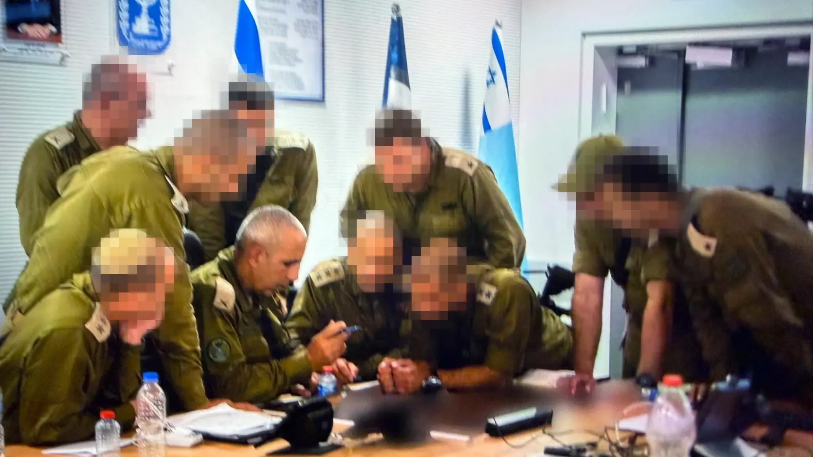 אלוף איציק כהן עם קבוצת תכנון והערכות ראשונה לתמרון עם המח"טים, יממות לאחר שבעה באוקטובר 2023 אלוף איציק כהן עם קבוצת תכנון והערכות ראשונה לתמרון עם המח"טים, יממות לאחר שבעה באוקטובר 2023
