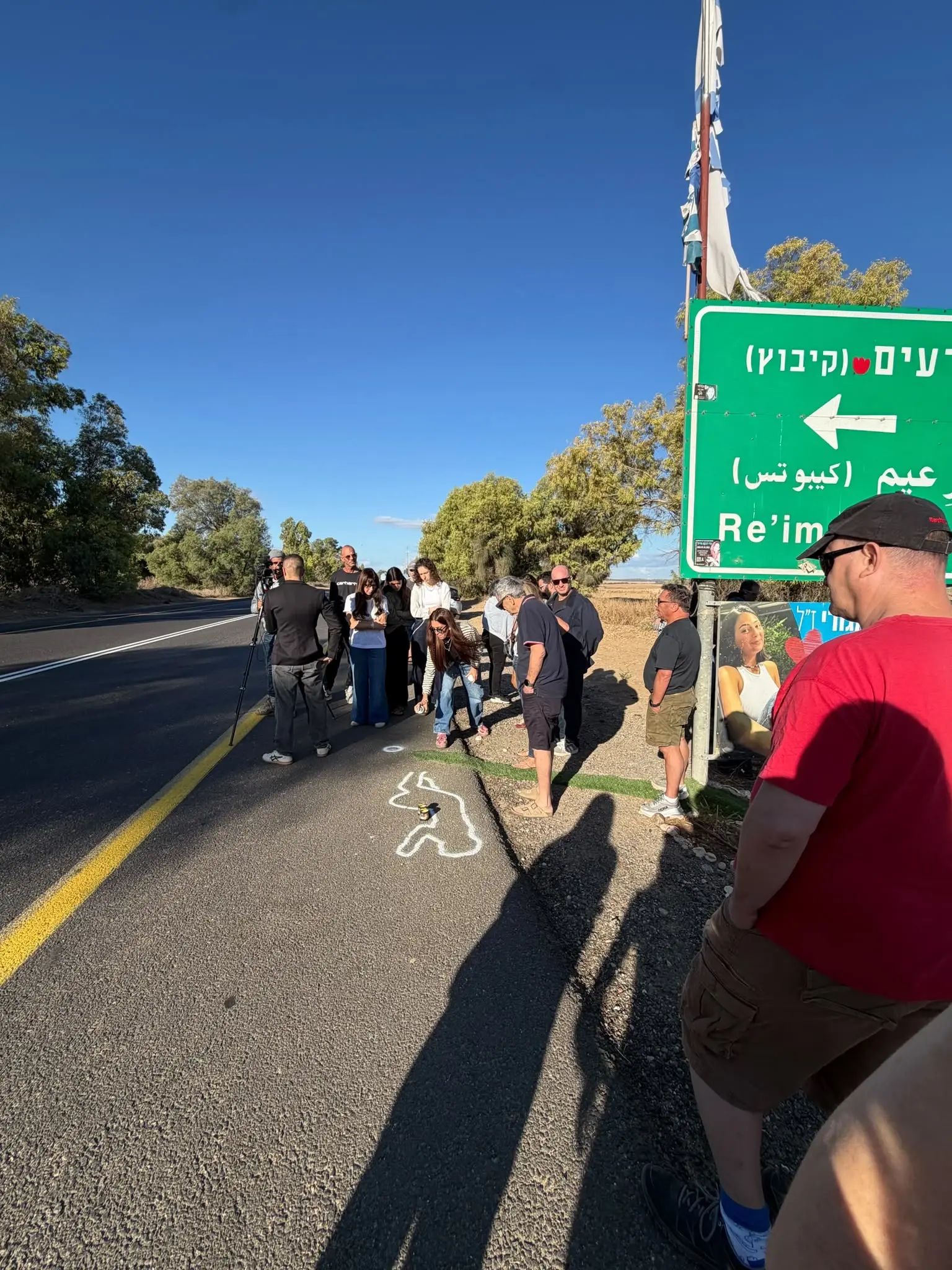 בני משפחתה של ליבי כהן מגורי עמדו דקת דומיה - בשעה המדויקת ובמקום שבו נרצחה על כביש 232, סמוך לכניסה לקיבוץ רעים בשעה שניסתה להימלט ממסיבת הנובה בני משפחתה של ליבי כהן מגורי עמדו דקת דומיה - בשעה המדויקת ובמקום שבו נרצחה על כביש 232, סמוך לכניסה לקיבוץ רעים בשעה שניסתה להימלט ממסיבת הנובה