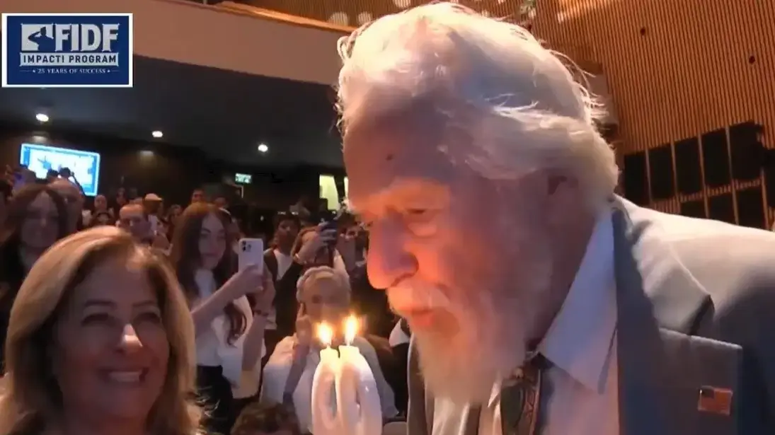 אל פרנק עם עוגת יום ההולדת שהגישו לובאירוע השנתי למחזור 25 של מילגאים (משמאל - קלודין גלנט) אל פרנק עם עוגת יום ההולדת שהגישו לובאירוע השנתי למחזור 25 של מילגאים (משמאל - קלודין גלנט)