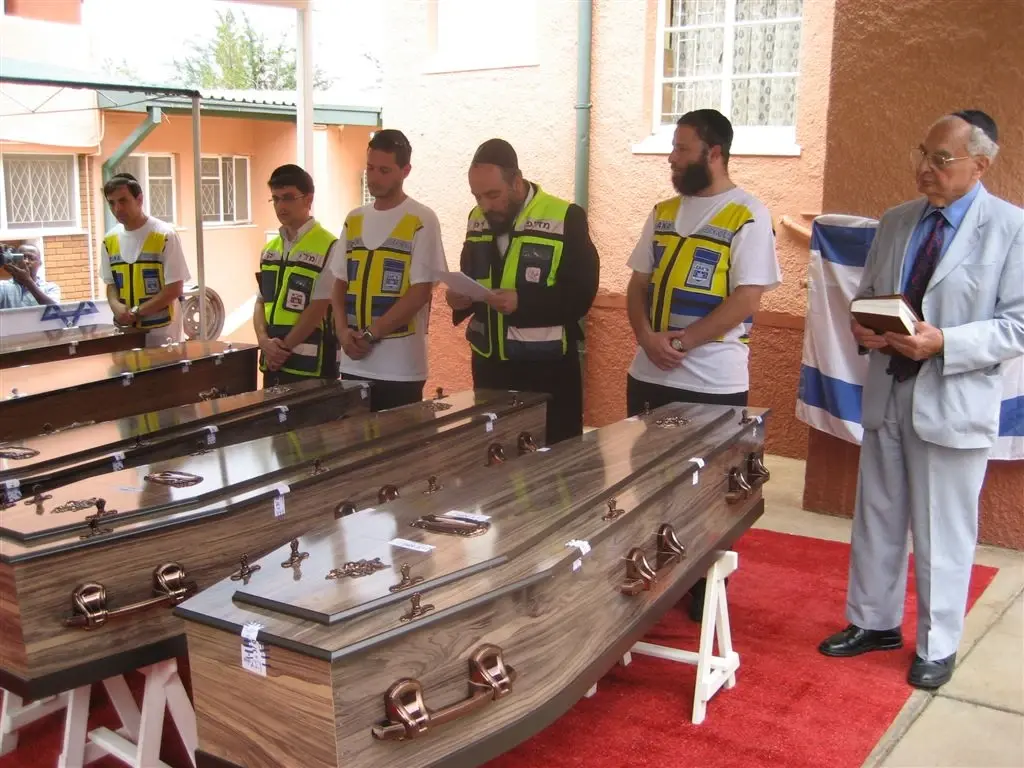 מתנדבי זק"א לצד ארון הקבורה מתנדבי זק"א לצד ארון הקבורה