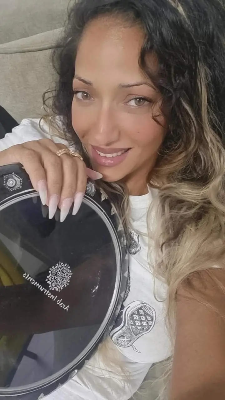 רונית דבוש עם דרבוקה שקיבלה מאמה ונמלטה עמה מזירת המסיבה בנובה רונית דבוש עם דרבוקה שקיבלה מאמה ונמלטה עמה מזירת המסיבה בנובה