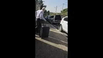 תיעוד של אחד הדיפלומטים עוזב עם חפציו את השגרירות הבריטית, 8 באוקטובר 2026 תיעוד של אחד הדיפלומטים עוזב עם חפציו את השגרירות הבריטית, 8 באוקטובר 2026