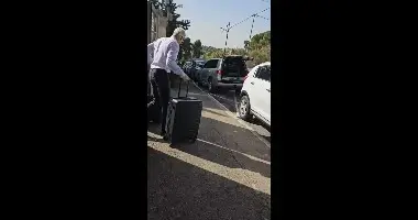 תיעוד של אחד הדיפלומטים עוזב עם חפציו את השגרירות הבריטית, 8 באוקטובר 2026