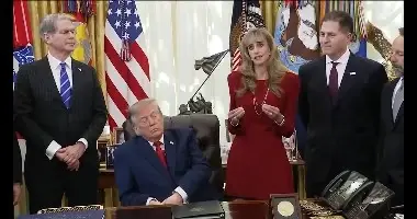 טראמפ דיבר בשידור חי - אבל כולם הסתכלו על הפנים של האישה לידו