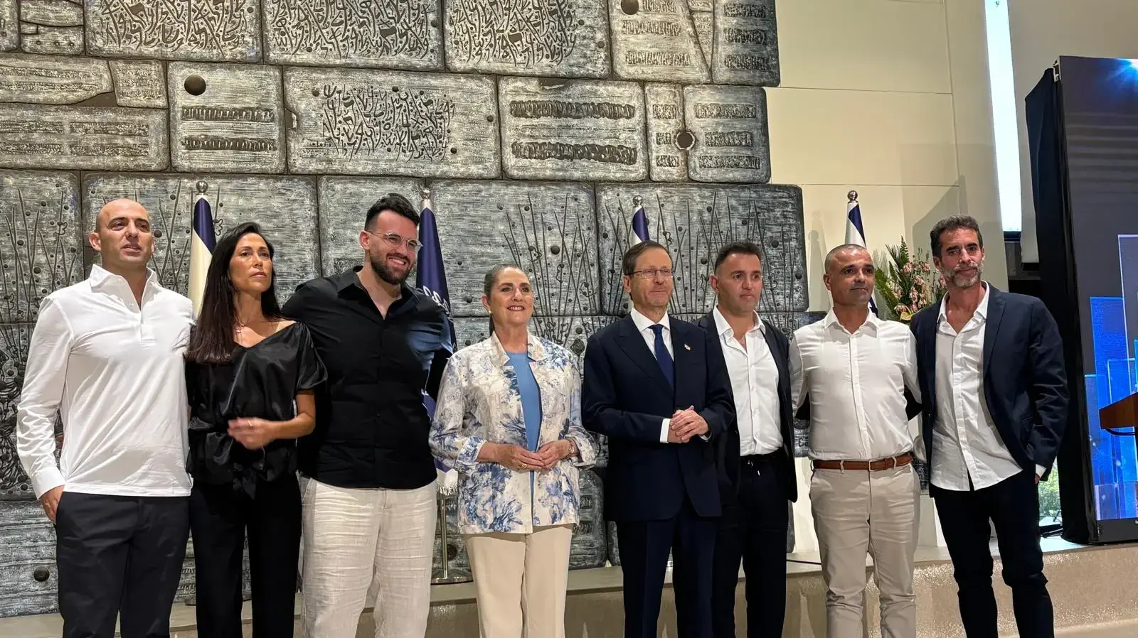 טקס הענקת ״אות נשיא המדינה לגבורה אזרחית״, טיסת דובאי-תל אביב, בית הנשיא, 8 באוקטובר 2026 טקס הענקת ״אות נשיא המדינה לגבורה אזרחית״, טיסת דובאי-תל אביב, בית הנשיא, 8 באוקטובר 2026