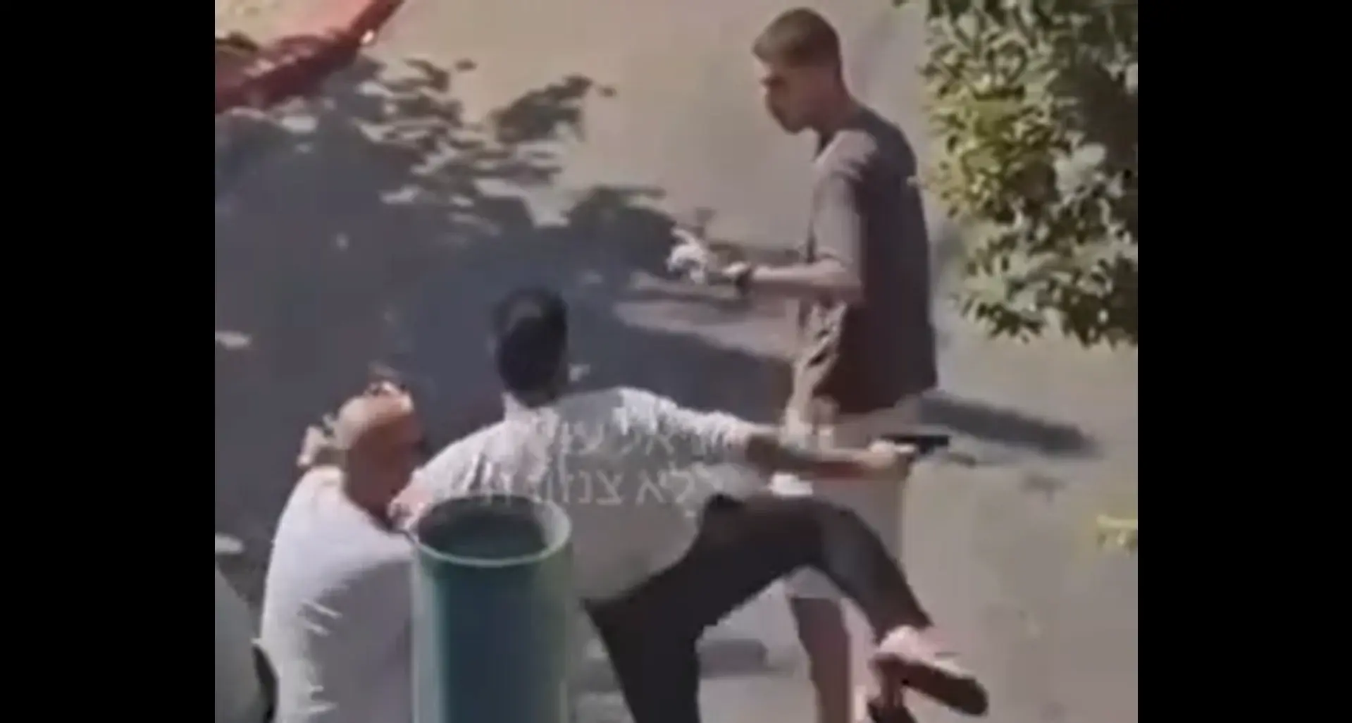 "אני משוגע פי אלף ממך": טען אקדח וכיוון לעבר שכנו בגלל חנייה "אני משוגע פי אלף ממך": טען אקדח וכיוון לעבר שכנו בגלל חנייה