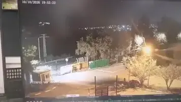 כך נראה העב״ם שהקפיץ את מערכות צה״ל - חולף במהירות מעל הכניסה לאחד היישובים בגליל המערבי
