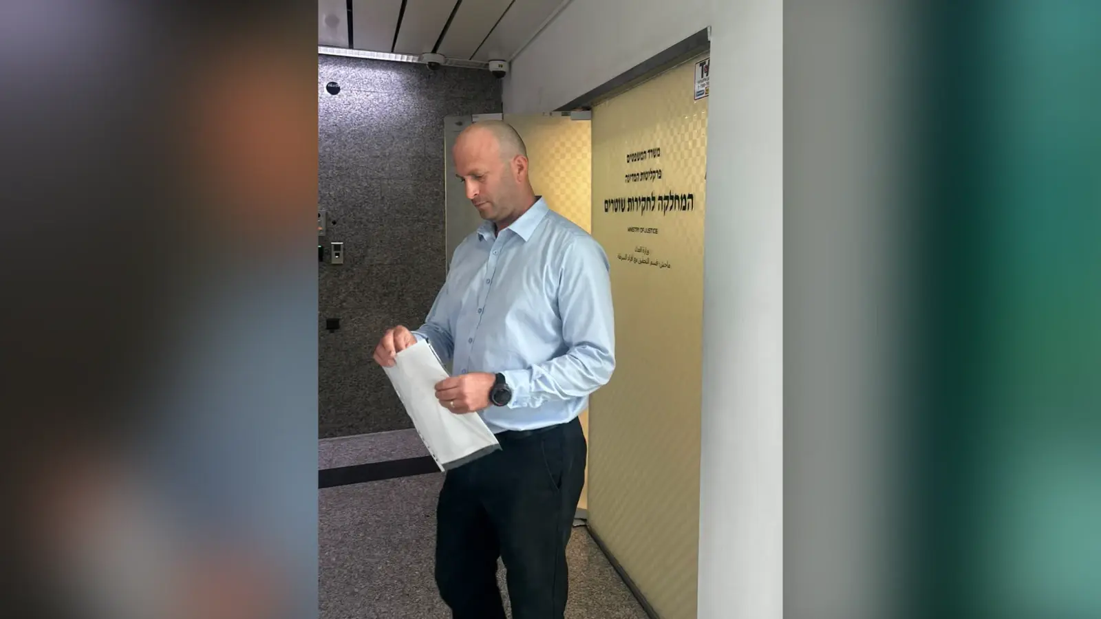 ח״כ יצחק קרויזר בכניסה למח״ש
ח״כ יצחק קרויזר בכניסה למח״ש