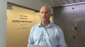 ח״כ יצחק קרויזר בכניסה למח״ש
