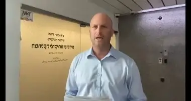 ח״כ יצחק קרויזר בכניסה למח״ש

