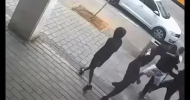 תיעוד קשה מרמלה: 7 נערים נעצרו בחשד לתקיפה אכזרית