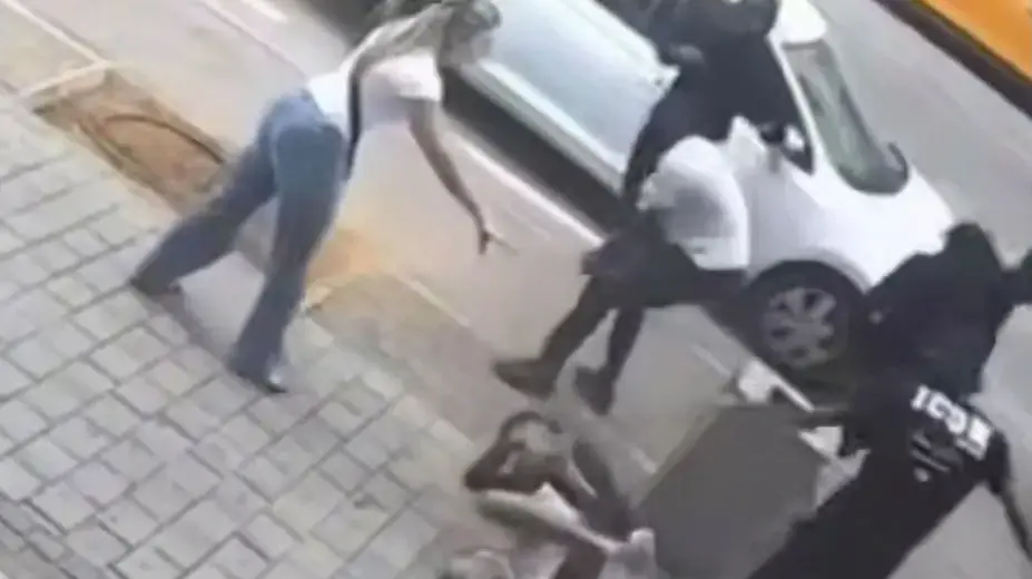 מטיחים לרצפה ובועטים בראש: 7 נערים נעצרו בחשד לתקיפת נער ברמלה | תיעוד