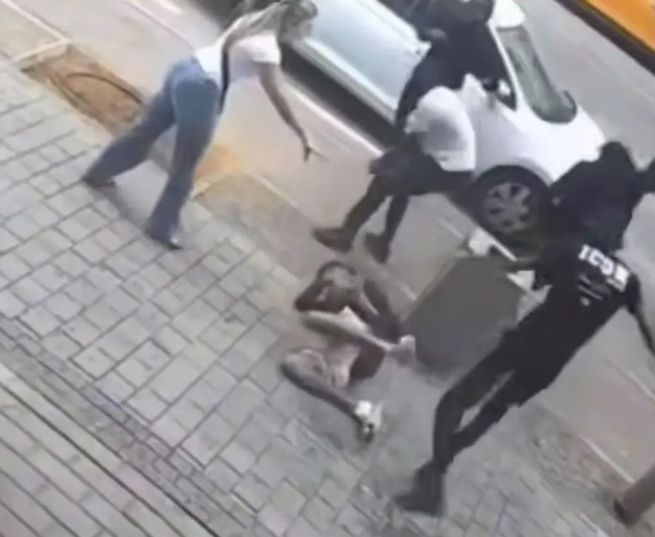 מטיחים לרצפה ובועטים בראש: 7 נערים נעצרו בחשד לתקיפת נער ברמלה | תיעוד מטיחים לרצפה ובועטים בראש: 7 נערים נעצרו בחשד לתקיפת נער ברמלה | תיעוד