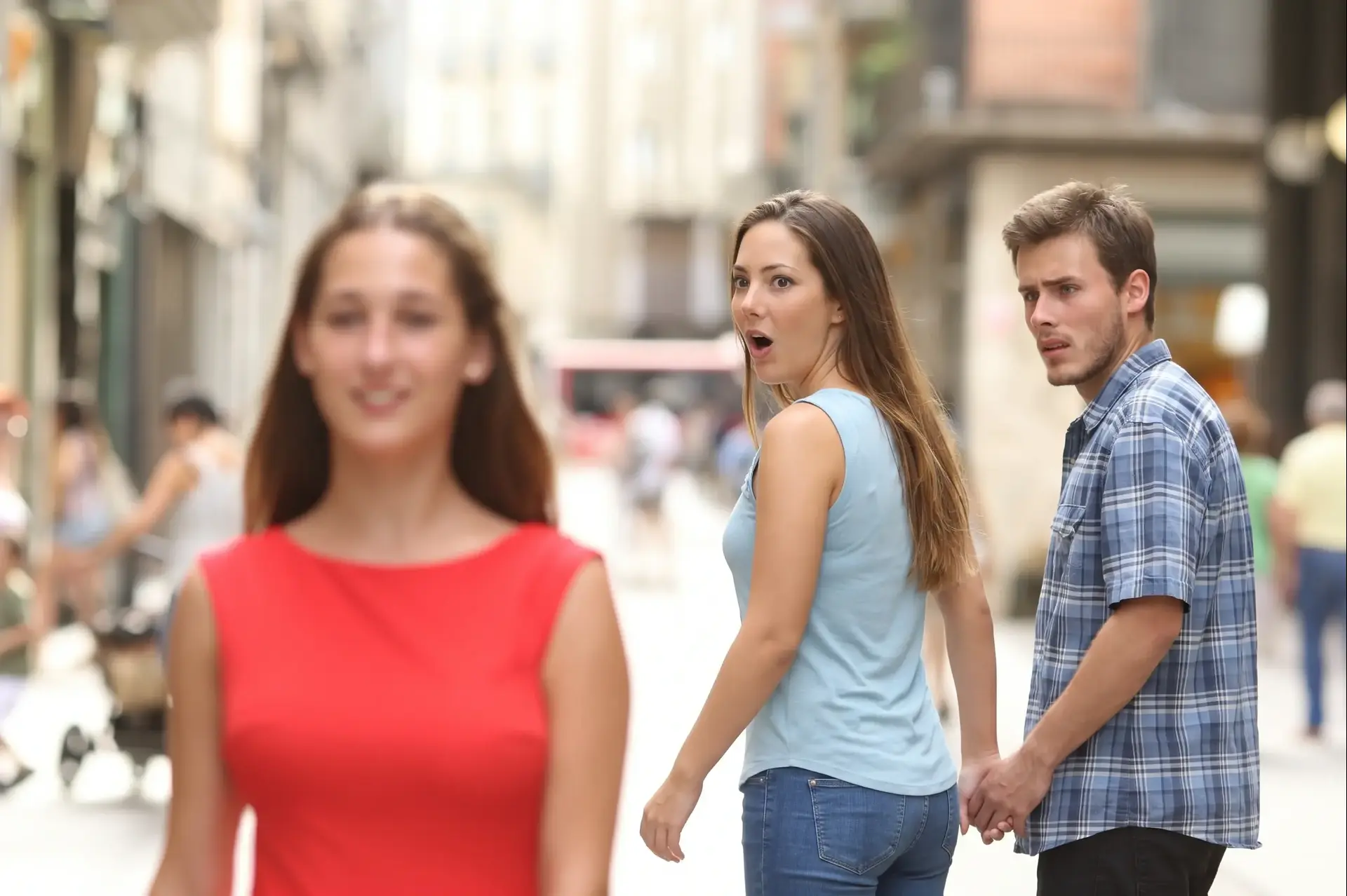 אישה מסתכלת על אישה יפה ברחוב אישה מסתכלת על אישה יפה ברחוב