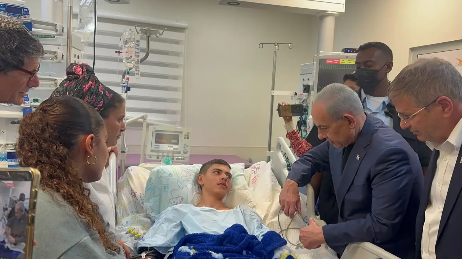 ראש הממשלה בנימין נתניהו ביקור הפצועים מפיצוץ נפל, בית החולים רמב״ם ראש הממשלה בנימין נתניהו ביקור הפצועים מפיצוץ נפל, בית החולים רמב״ם