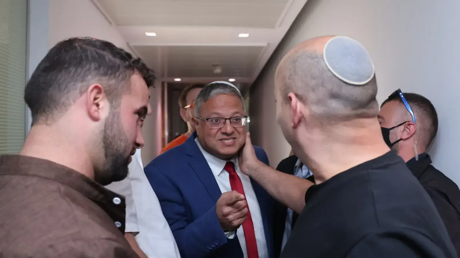 נפתלי בנט מתעמת עם איתמר בן גביר מחוץ לאולפן וואלה, 13 באוקטובר 2026