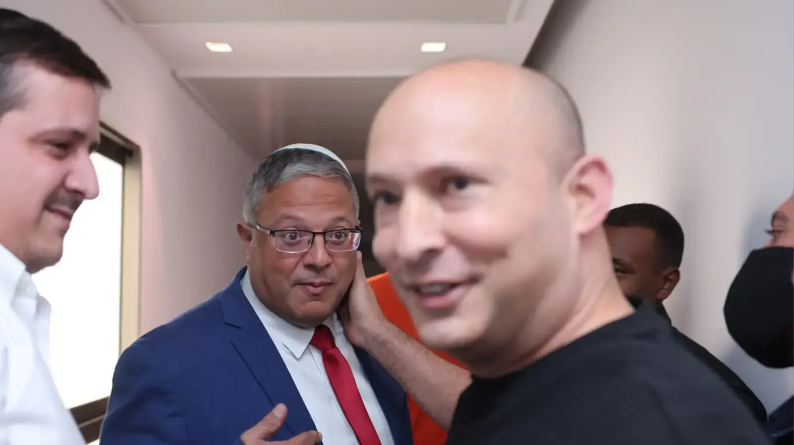 נפתלי בנט מתעמת עם איתמר בן גביר מחוץ לאולפן וואלה, 13 באוקטובר 2026 נפתלי בנט מתעמת עם איתמר בן גביר מחוץ לאולפן וואלה, 13 באוקטובר 2026