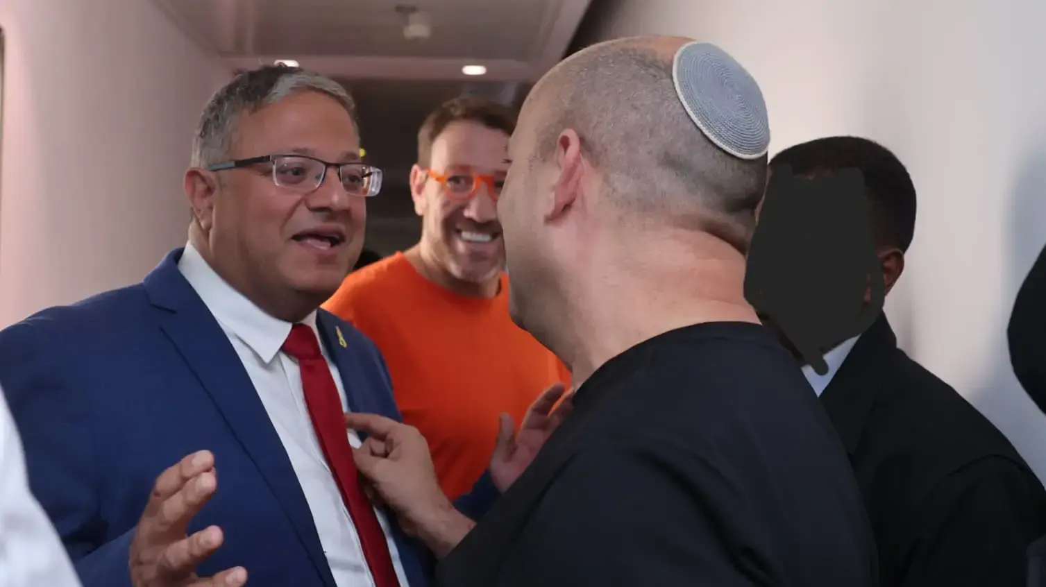 נפתלי בנט מתעמת עם איתמר בן גביר מחוץ לאולפן וואלה, 13 באוקטובר 2026