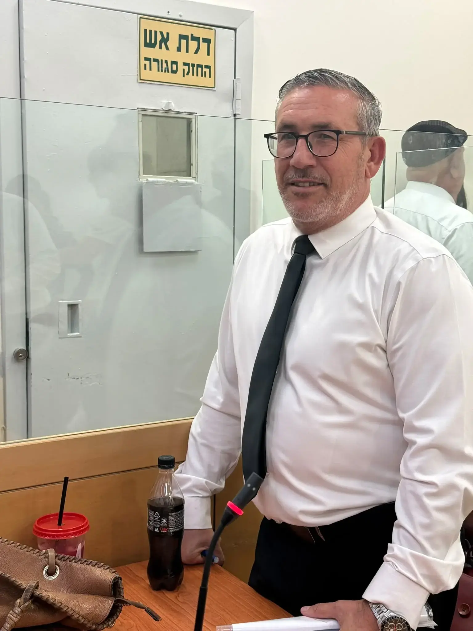 עו״ד גדי אפריאט המייצג את החשודה רבקה בנעדי חמותו של ראש עיריית כפר סבא. עו״ד גדי אפריאט המייצג את החשודה רבקה בנעדי חמותו של ראש עיריית כפר סבא.