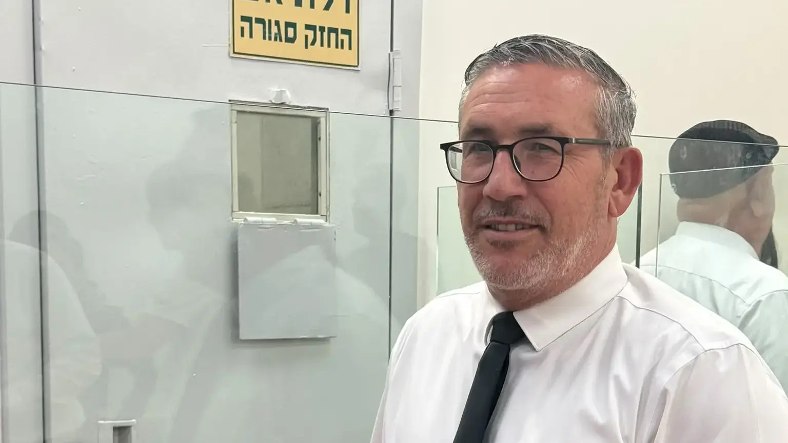עו״ד גדי אפריאט המייצג את החשודה רבקה בנעדי חמותו של ראש עיריית כפר סבא. עו״ד גדי אפריאט המייצג את החשודה רבקה בנעדי חמותו של ראש עיריית כפר סבא.