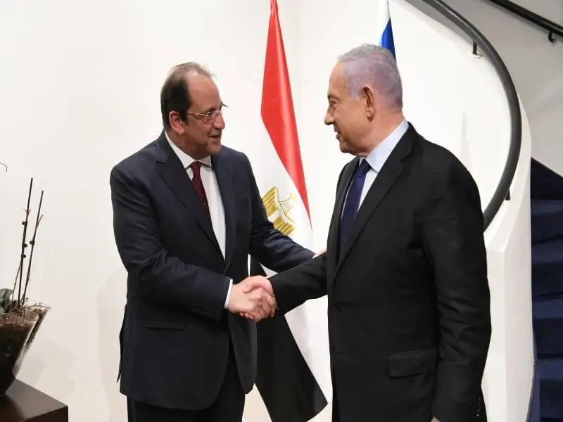 ראש הממשלה בנימין נתניהו וראש המודיעין המצרי עבאס כאמל בפגישתם במעון ראש הממשלה בירושלים, מאי 2021.