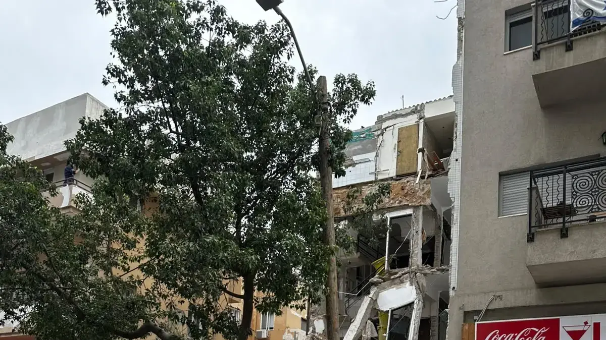 חלק מבניין בשיפוץ שקרס ברחוב נחלת בנימין פינת רוטשילד בתל אביב, 14 באוקטובר 2026 חלק מבניין בשיפוץ שקרס ברחוב נחלת בנימין פינת רוטשילד בתל אביב, 14 באוקטובר 2026